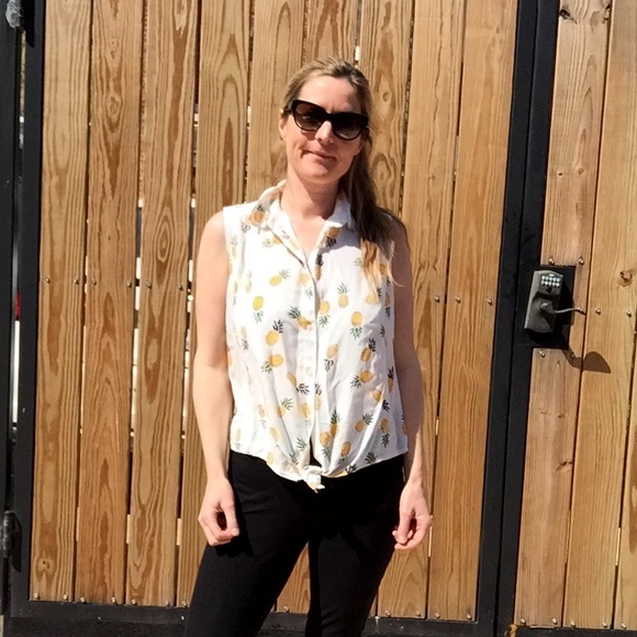 Pineapples please! NWTs Pineapple Sleeveless Tank - Picture 8 of 8